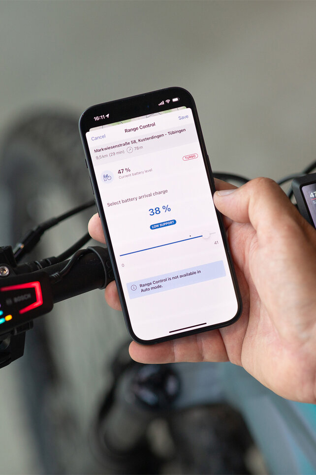 Vue d’un smartphone où le niveau de la batterie est défini à l’atteinte de l’objectif via l’application eBike Flow.