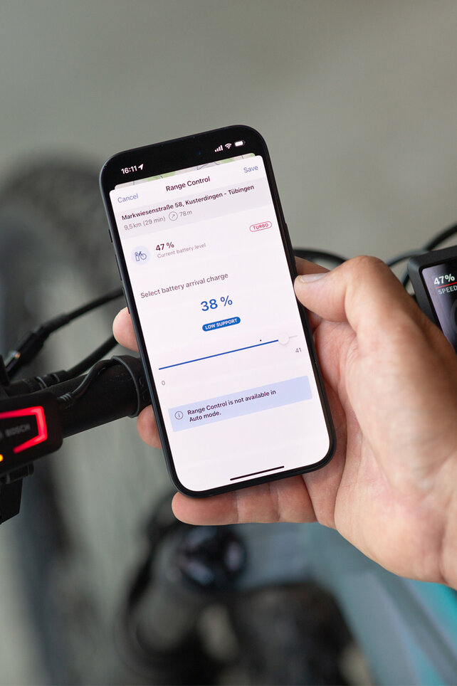 Vista di uno smartphone dove viene impostato il livello di carica della batteria al raggiungimento dell’obiettivo tramite l’app eBike Flow.