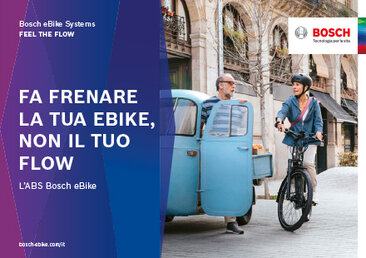 Copertina di una brochure di prodotto con il testo "Bosch eBike Systems FEEL THE FLOW" in alto a sinistra e "FRENA DEIN EBIKE, NON DEINEN FLOW Das Bosch eBike ABS" su sfondo blu. L'immagine di sfondo è un eBiker e un uomo. Il logo Bosch è raffigurato nella parte superiore destra.