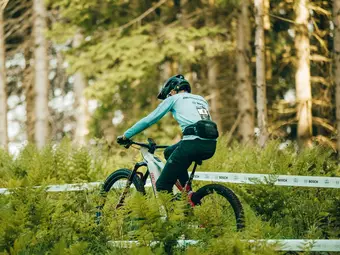 Les athlètes en e-veste maîtrisent les sentiers exigeants au eMTB Challenge à Willingen.
