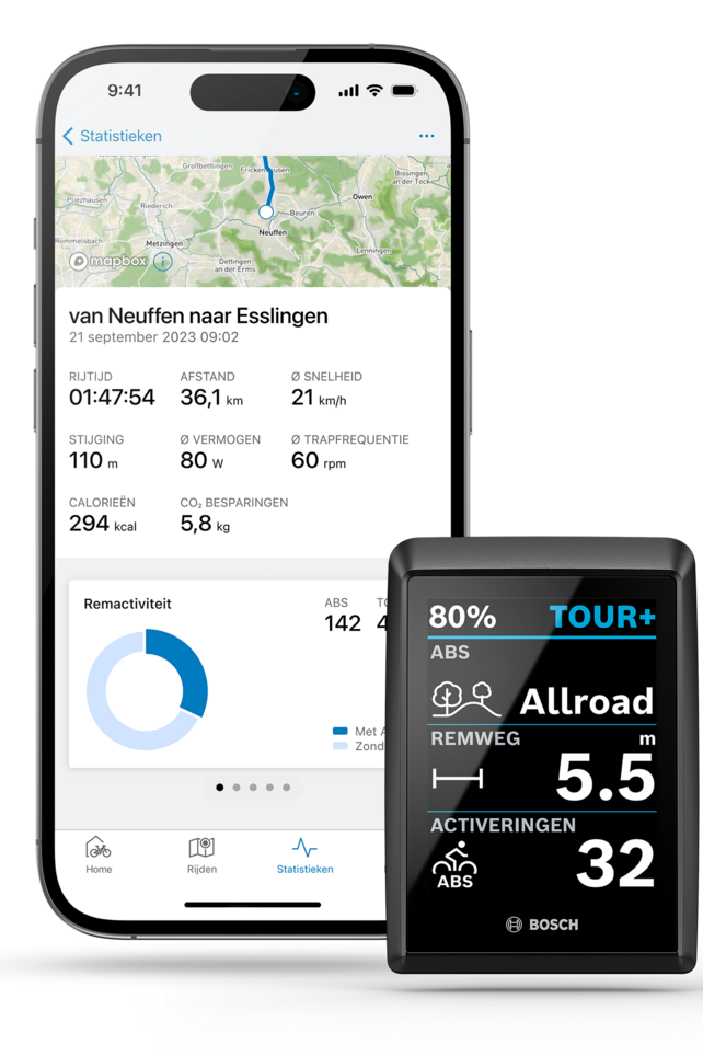 Een smartphone en een Bosch Kiox-display staan schuin tegenover elkaar afgebeeld. Op het smartphonescherm wordt een route met bijbehorende gegevens weergegeven. Op het Kiox-display zijn de instellingen voor "ABS", "Remweg" en "Activering" zichtbaar.