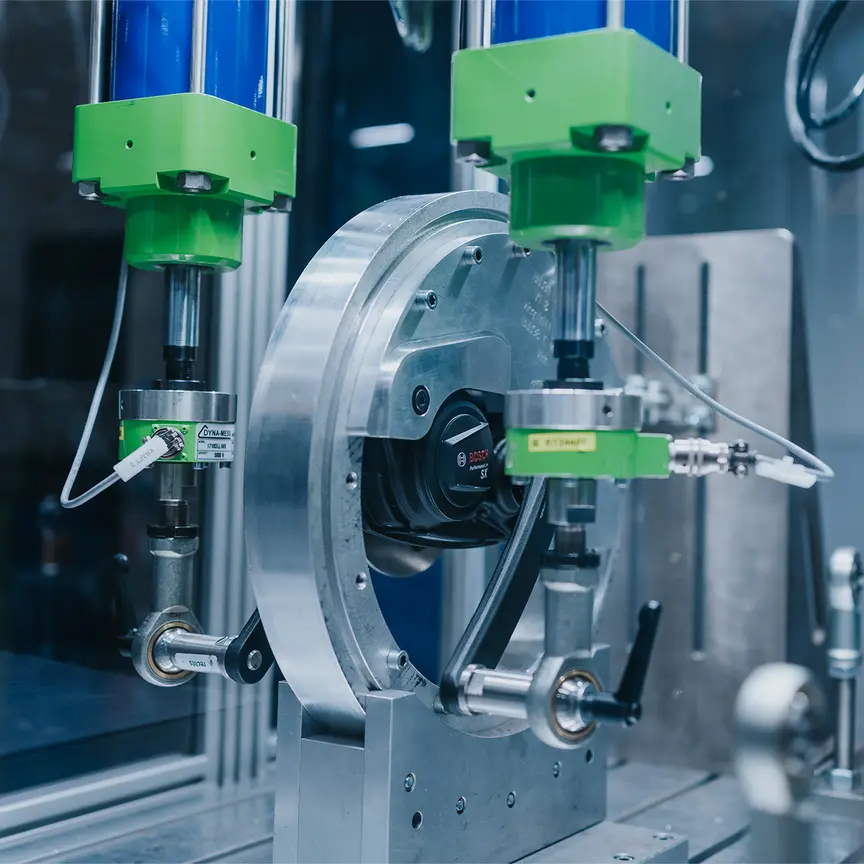 Un gros plan d’une machine industrielle équipée de composants Bosch. La machine comporte des éléments verts et bleus et est installée dans un environnement moderne et technique.