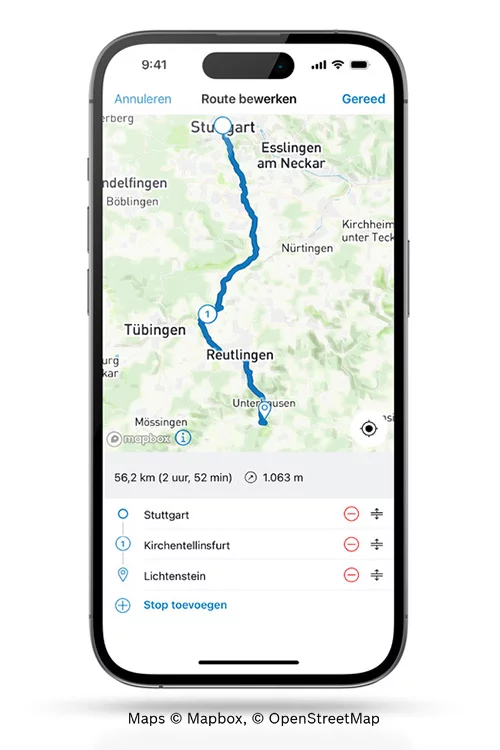 Op een vrijstaande smartphone is een kaart te zien waarop een route is afgebeeld.