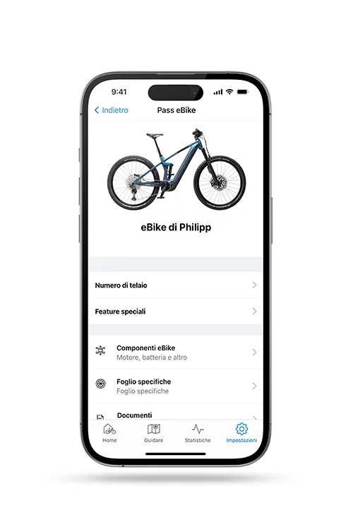 Pass eBike su un telefono separato, visualizzato accanto a un eBike e informazioni pertinenti.