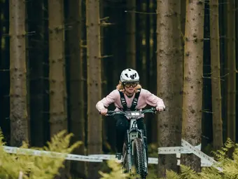 Les e-mountainbikers maîtrisent les sentiers exigeants lors du eMTB Challenge à Willingen.