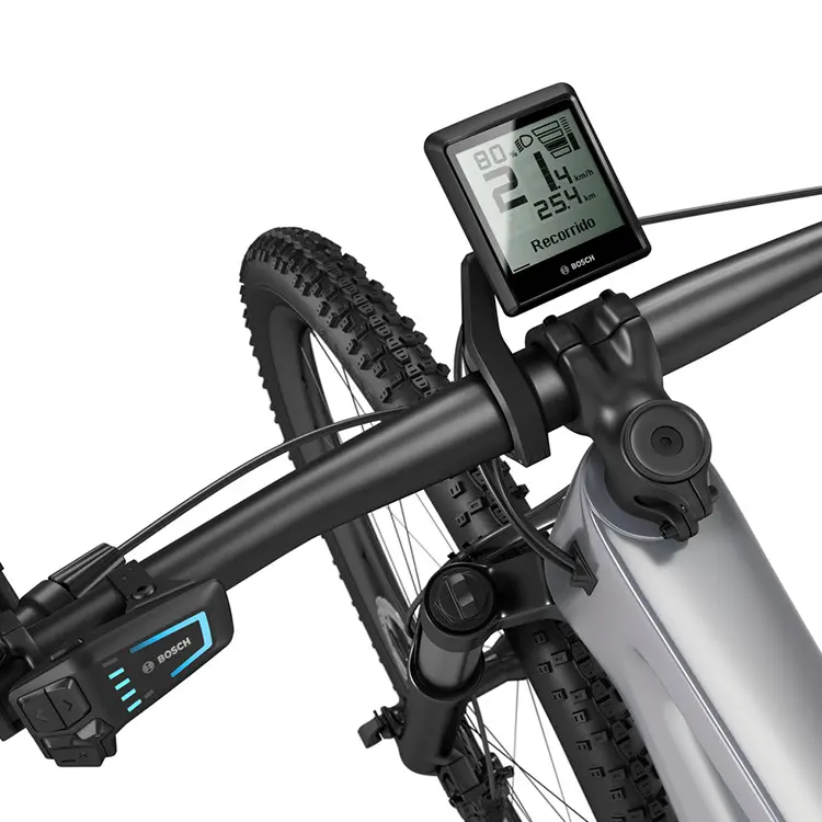 Un manillar instalado en el manubrio de una e-Mountainbike negra sobre un fondo blanco. El manillar está orientado hacia adelante y lleva integrado el display Intuvia 100. La pantalla muestra la velocidad, el kilometraje y otros datos técnicos.
