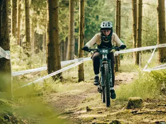 Les athlètes en e-veste maîtrisent les sentiers exigeants au eMTB Challenge à Willingen.