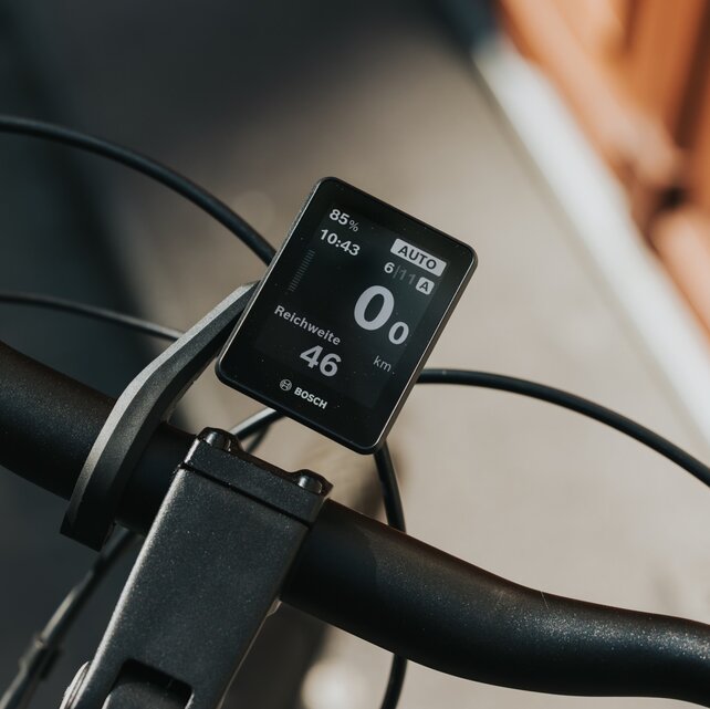 Nahaufnahme eines eBike-Lenkers mit Fokus auf das Bosch-Display Intuvia 200.