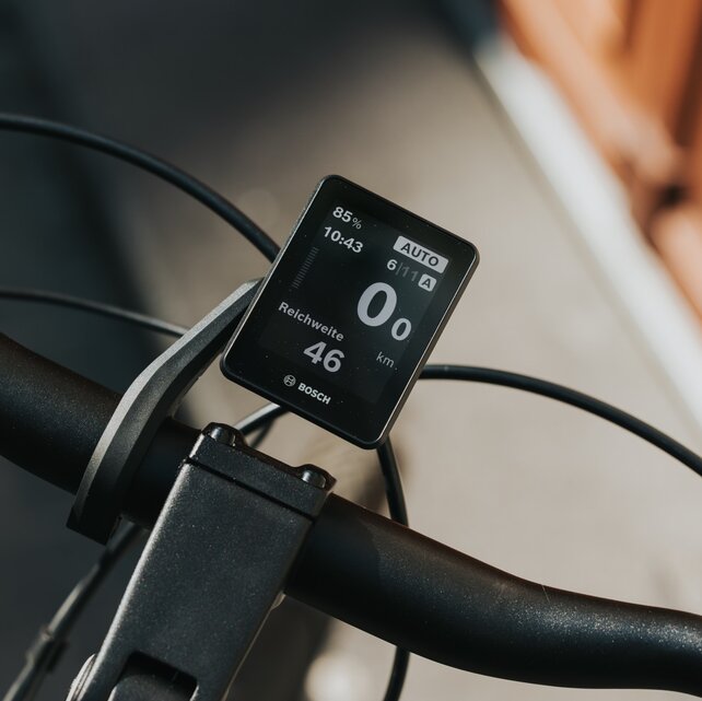 Nahaufnahme eines eBike-Lenkers mit Fokus auf das Bosch-Display Intuvia 200.