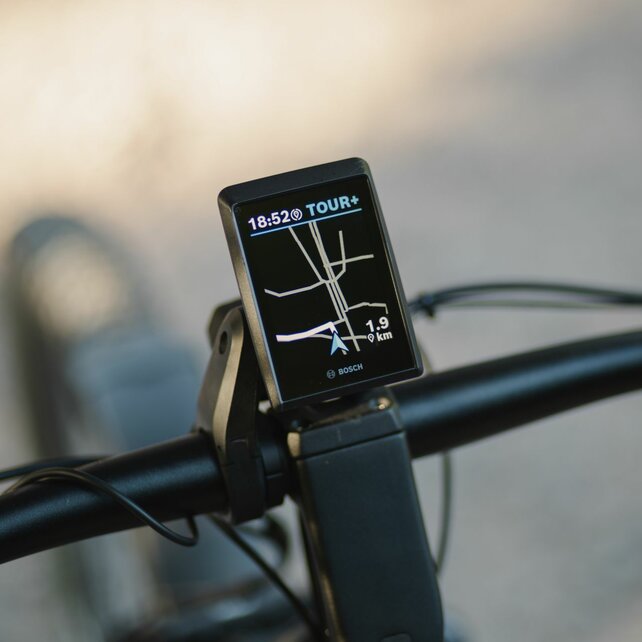 View of a Kiox 500 on the handlebar displaying the extended navigation.