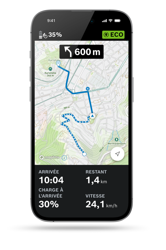 Le smartphone est présenté détouré. L’écran affiche la planification de l'itinéraire avec des informations sur l’heure d’arrivée et la distance.