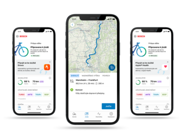 Tři telefony umístěné vedle sebe na černém pozadí. Displeje zobrazují různé stránky aplikace eBike Flow.