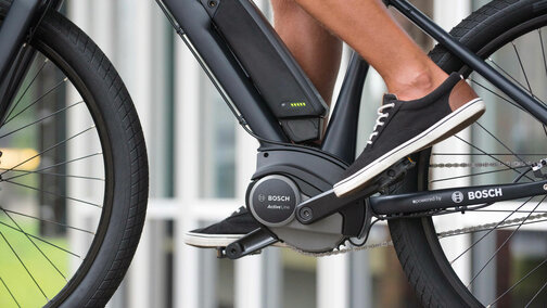 Close-up of a moving bike with focus on the Active Line.