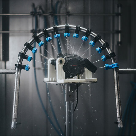 Nel laboratorio di prova, il Performance Line CX Bosch viene spruzzato con acqua per verificarne l’impermeabilità.