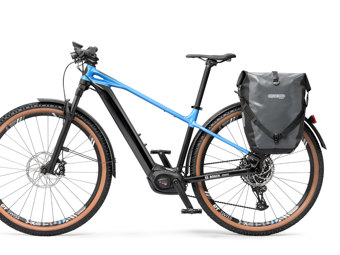 Ein freigestelltes blaues eBike mit Satteltasche.