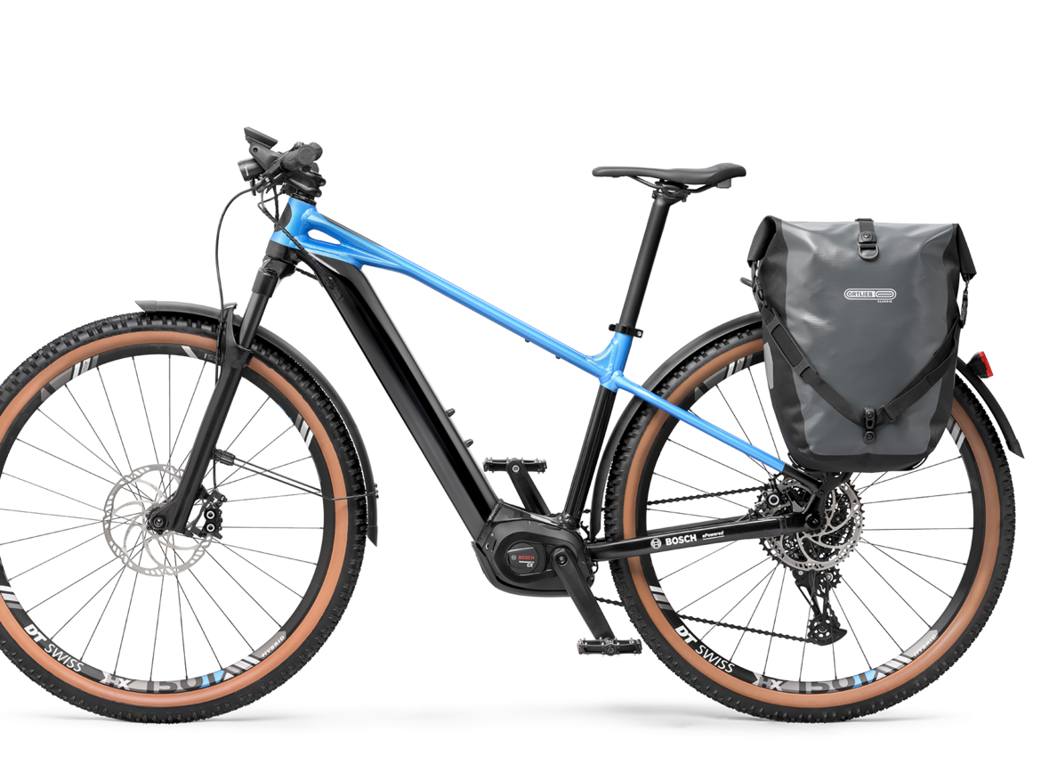 Ein freigestelltes blaues eBike mit Satteltasche.