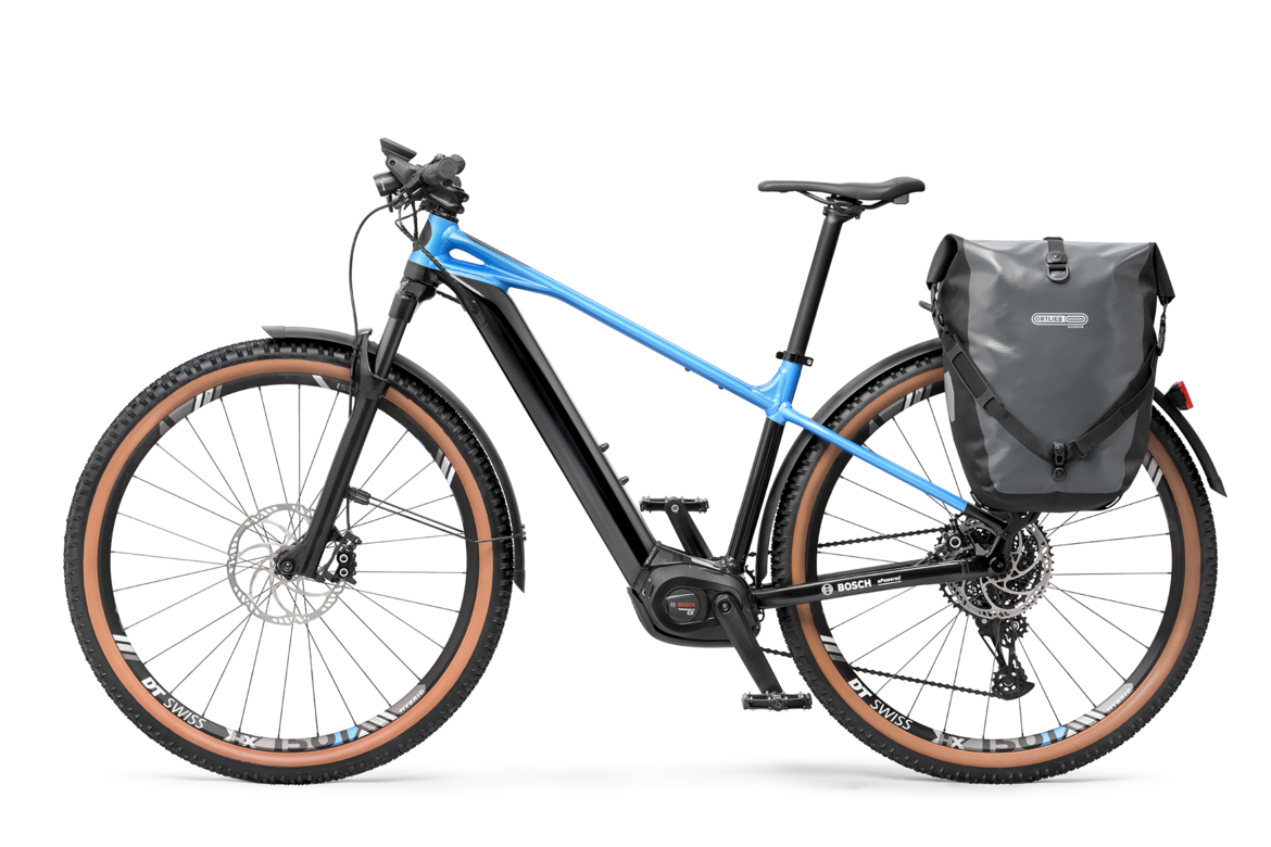 Ein freigestelltes blaues eBike mit Satteltasche.
