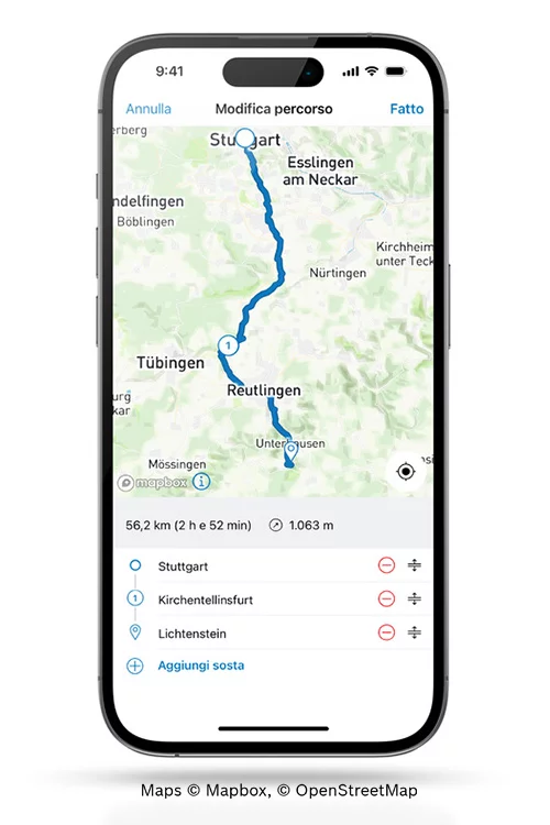 Un telefono ritagliato mostra una mappa che mostra un percorso.