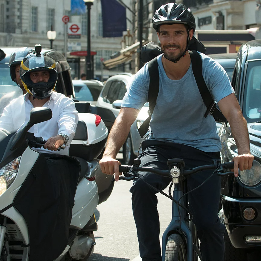 Un cycliste se déplace dans la City de Londres avec son vélo à assistance électrique