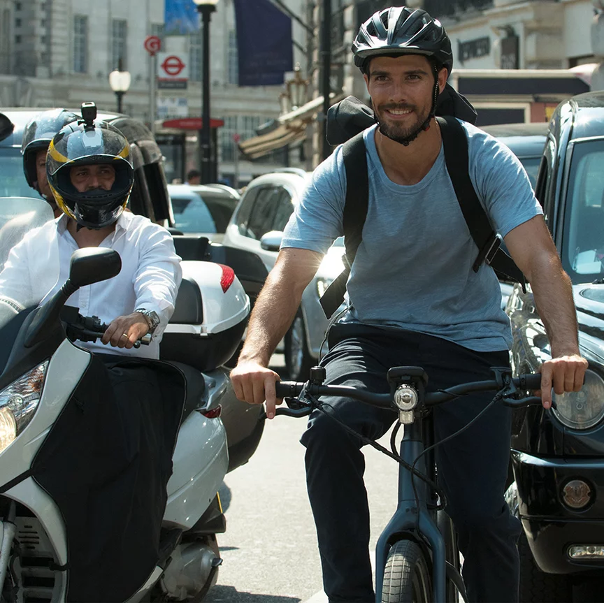 Ein eBiker ist mit seinem Pedelec in der Londoner City unterwegs