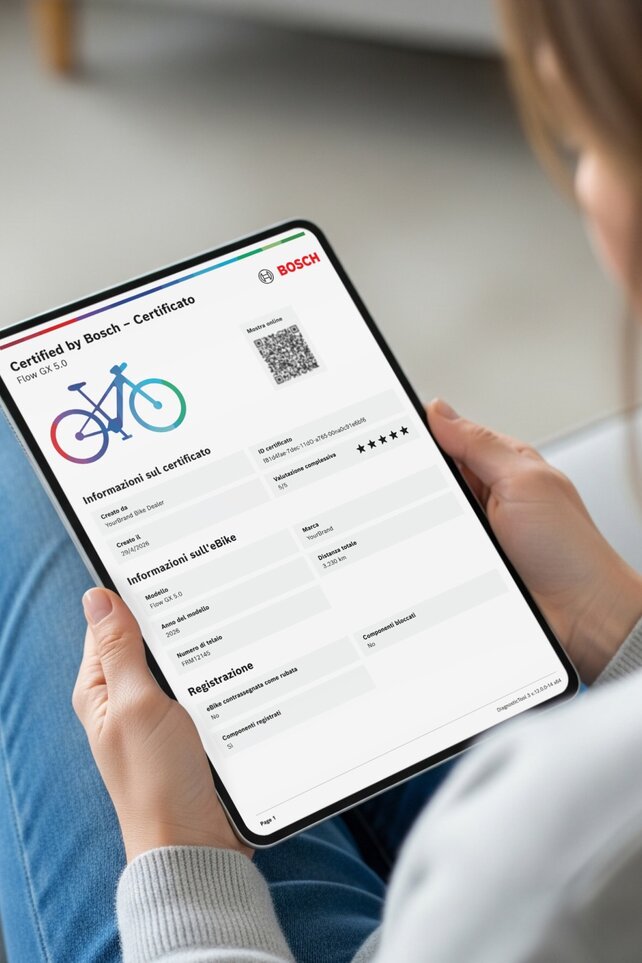 persona che tiene un tablet con certificato digitale "Certified by Bosch" per un eBike Bosch.