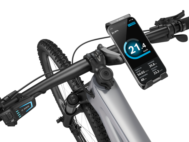Dettaglio del manubrio di una eBike, dove un SmartphoneGrip Vertical con uno smartphone inserito è posizionato sulla destra.