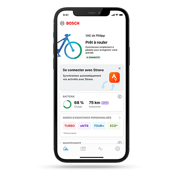 Un smartphone recadré avec l'application eBike Flow ouverte et la note de lien vers l'application Strava.