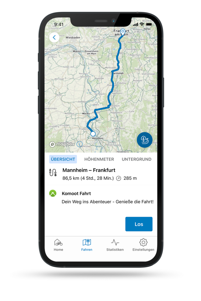 Auf einem freigestellten Smartphone ist eine Karte zu sehen, auf der eine Route abgebildet ist.