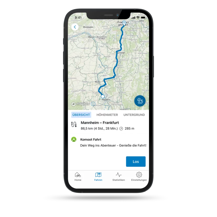 Auf einem freigestellten Smartphone ist eine Karte zu sehen, auf der eine Route abgebildet ist.