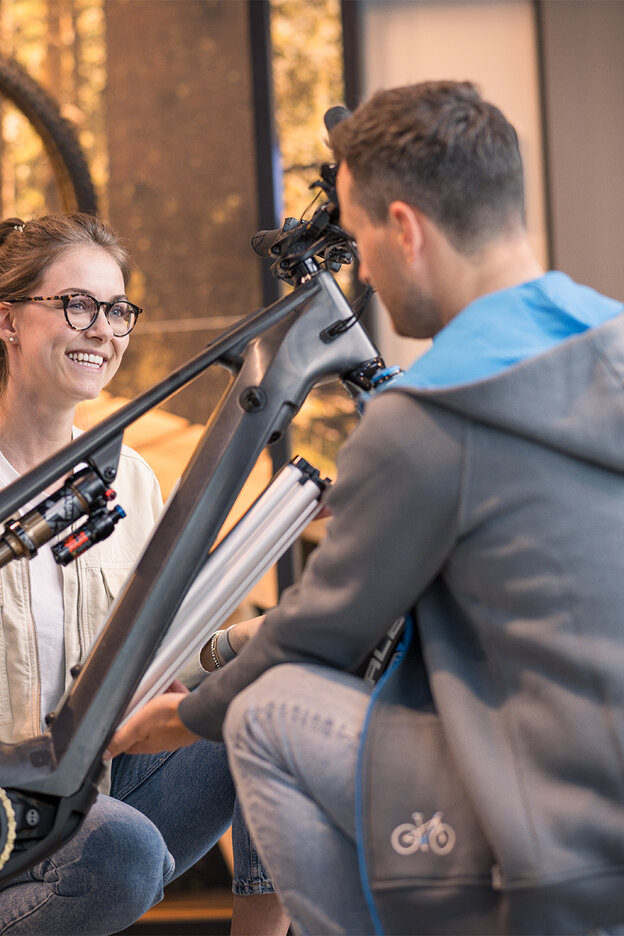 Bosch eBike Flow app highlights with integrated smart system connectivity and mobile interfaces.
