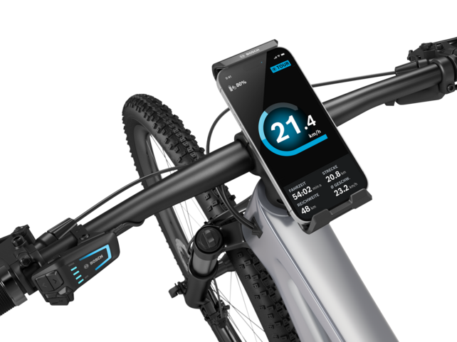 Detailaufnahme des Lenkers eines eBikes, an dem ein SmartphoneGrip Vertical mit eingesetztem Smartphone mittig platziert ist.