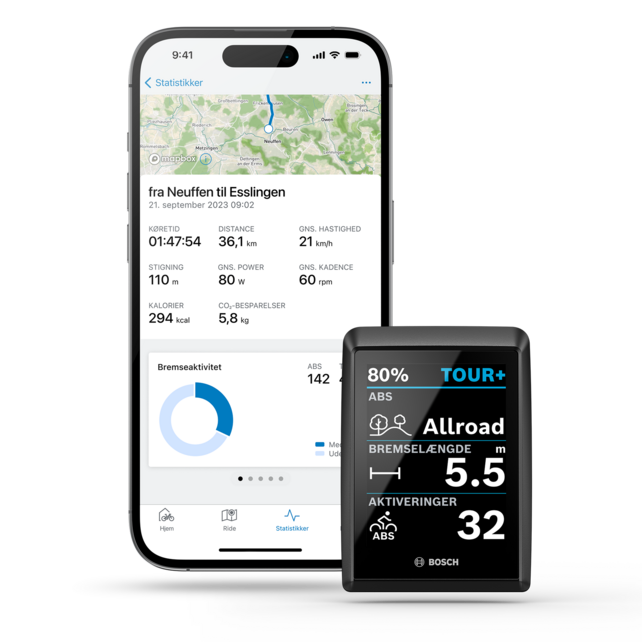 Et smartphone og en Bosch Kiox-skærm er vist skråt foran hinanden. På smartphoneskærmen vises en rute med tilhørende data. På Kiox-displayet er indstillingerne for "ABS", "Bremselængde" og "Aktivering" synlige.