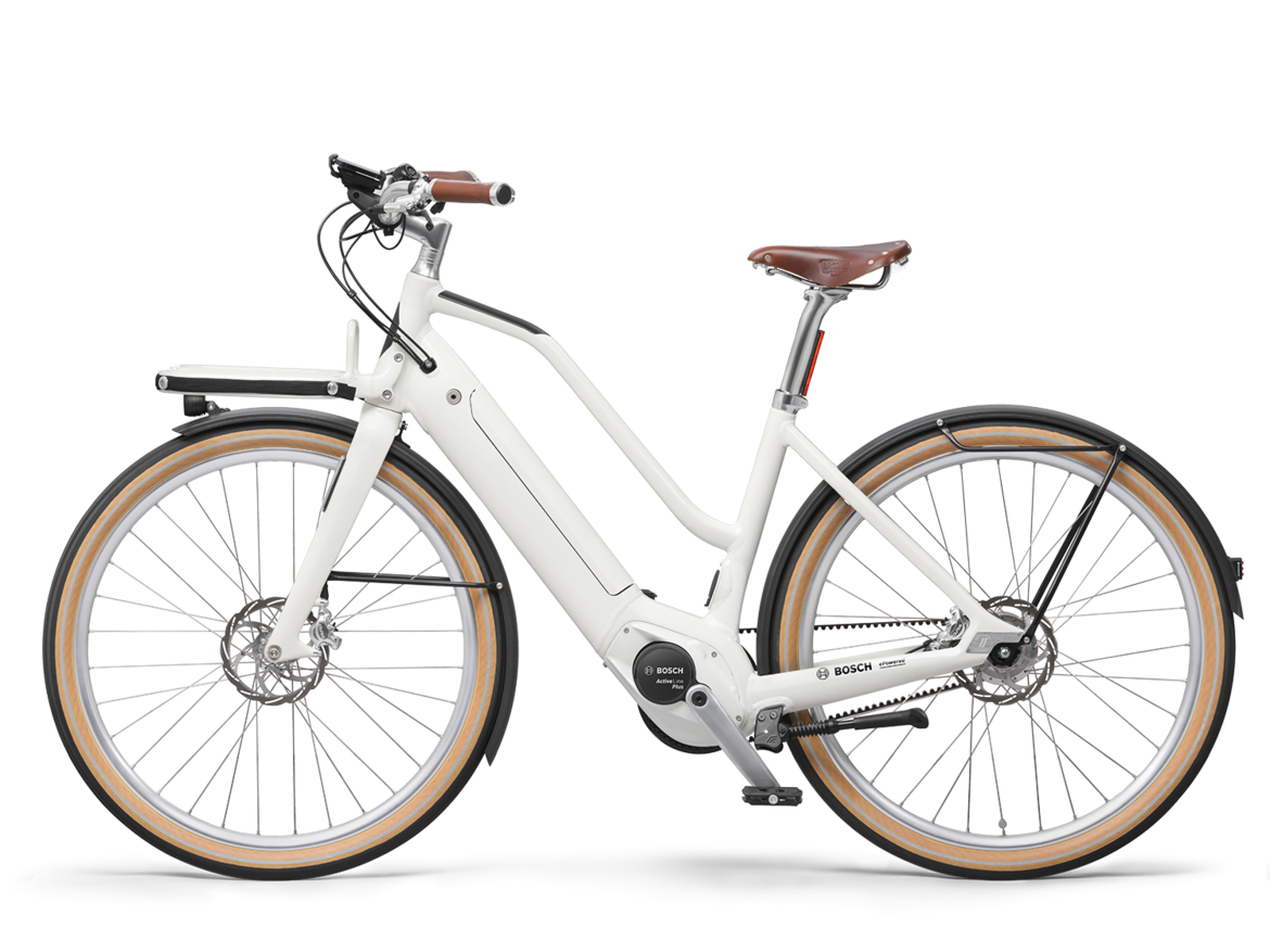 Ein freigestelltes, weißes eBike auf weißem Hintergrund.