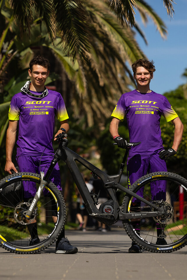 Hugo Pigeon and Emeric Lenzer from the Scott SR Suntour Enduro Racing Team are posing with their eBike.