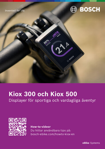 Kiox 300 och Kiox 500 Snabbstartsguide: En affisch som visar en närbild av en Kiox på ett cykelstyre. Upptill till vänster på bilden står det "Teknik för livet" och upptill till höger på bilden syns Boschs logotyp. Under detta, mot en grön bakgrund, kan du läsa "Kiox 300 & Kiox 500 - displayer för sportiga och dagliga äventyr" med en QR-kod och bredvid texten "How-to-Videos - Användbara tips finns på: bosch-ebike.com/howto-kiox-en".