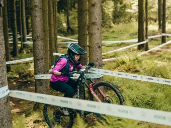 Les athlètes en e-veste maîtrisent les sentiers exigeants au eMTB Challenge à Willingen.