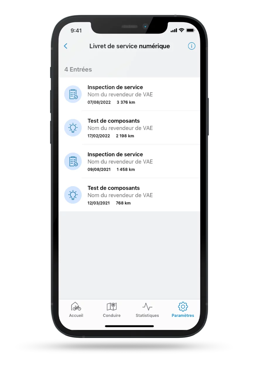 Smartphone recadré avec l’application eBike Flow ouverte, affichant les carnets d’entretien numériques.