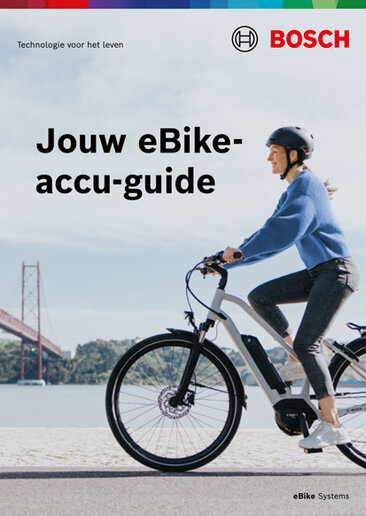Omslag van een productbrochure met de tekst "Jouw eBike-accu Gids". Op de achtergrond zie je een eBike-bestuurder. Rechtsonder staat "eBike Systems".