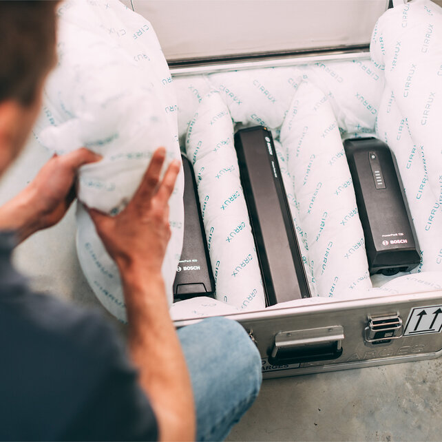 Un homme emballe plusieurs batteries Bosch VAE.