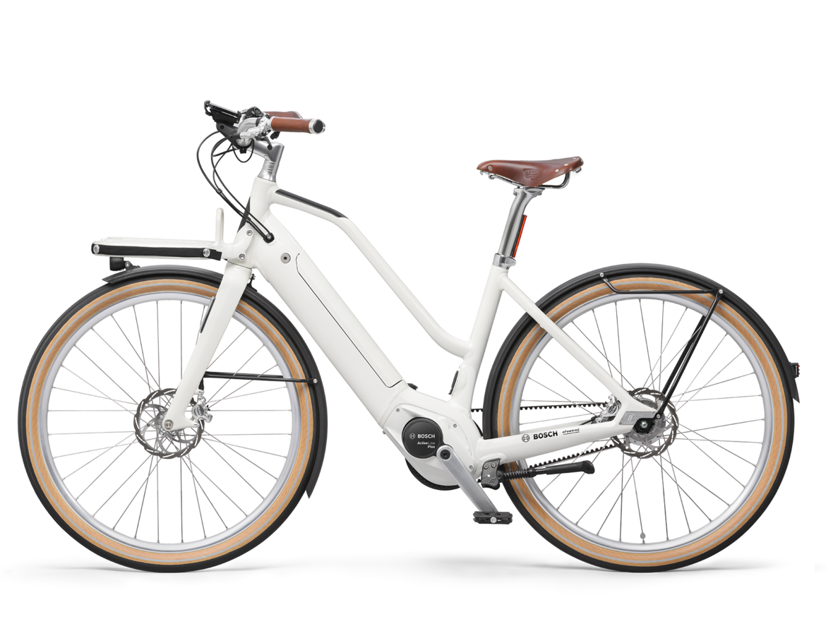 Ein freigestelltes, weißes eBike auf weißem Hintergrund.