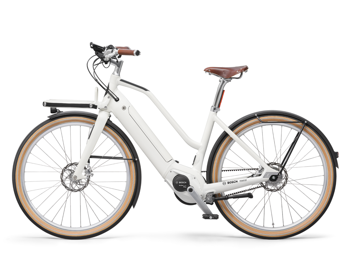 Ein freigestelltes, weißes eBike auf weißem Hintergrund.