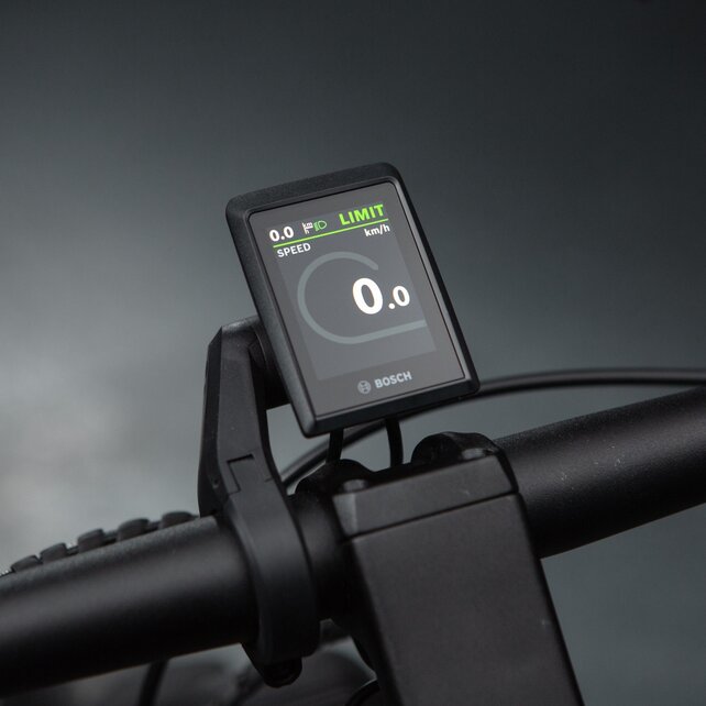 Vista del Kiox 300 en el manillar con indicador de velocidad y modo Limit seleccionado.