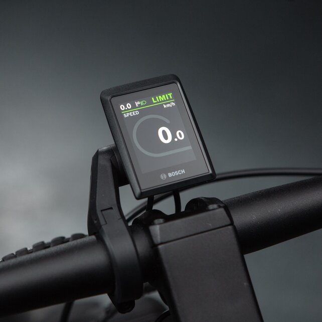 Vista del Kiox 300 sul manubrio con indicatore di velocità e modalità Limit selezionata.