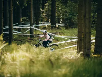 Les athlètes en e-veste maîtrisent les sentiers exigeants au eMTB Challenge à Willingen.