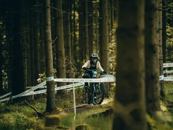 Les athlètes en e-veste relèvent les sentiers exigeants au eMTB Challenge à Willingen.