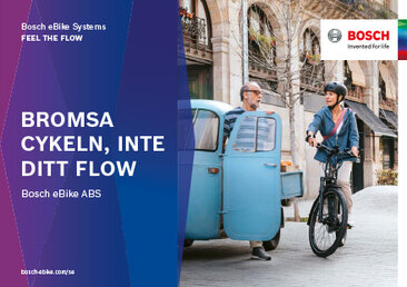 Omslaget till en produktbroschyr har texten "Bosch eBike Systems FEEL THE FLOW" längst upp till vänster och "BROMSAR DITT EBIKE, INTE DIN FLOW Bosch eBike ABS" mot en blå bakgrund. Bilden visar en eBike-cyklist och en man. Bosch-logotypen återfinns längst upp till höger.