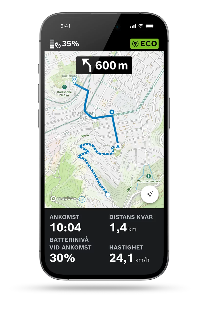 Isolerad visning av eBike Flow-appen på en ljusgrå bakgrund med en öppen ruttvisning, där en navigationsrutt för närvarande visas tillsammans med ankomsttid, återstående distans, hastighet och batteriladdning.