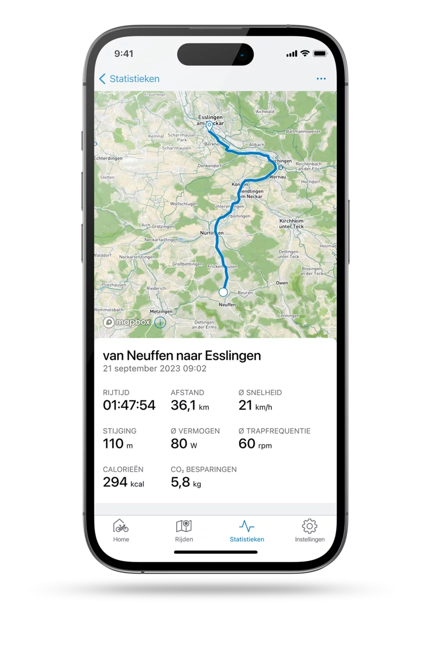 Vrijstaande smartphone met geopende route en navigatie in de eBike Flow-app.
