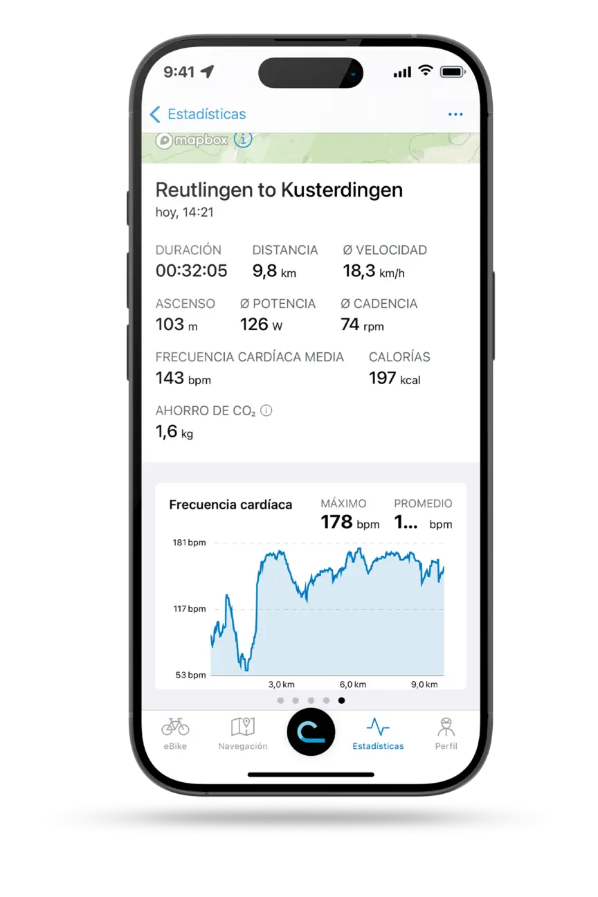Smartphone recortado con aplicación eBike Flow abierta que muestra las estadísticas de conducción de un viaje de Reutlingen a Kusterdingen.