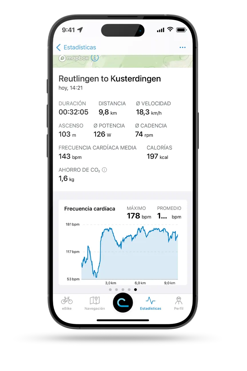 Smartphone recortado con aplicación eBike Flow abierta que muestra las estadísticas de conducción de un viaje de Reutlingen a Kusterdingen.